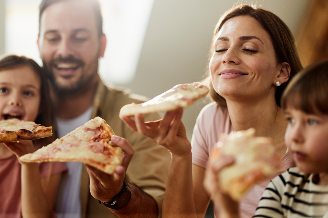 familia-feliz-comendo-pizza